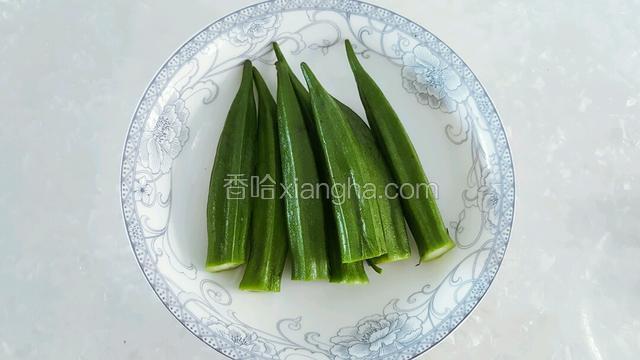 秋葵洗净，去蒂，备用。