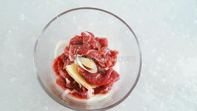 碗中放入料酒、葱和两片姜腌制10分钟。