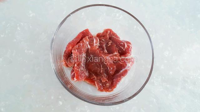 牛肉切成厚薄均匀的片，大小适中。
