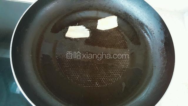 平底锅倒入适量橄榄油，放入两片生姜。