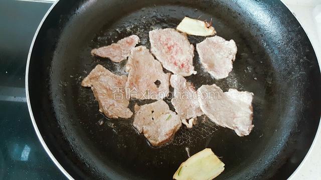 锅中放入牛肉，小中小火煎制，一面熟了进行翻面煎制。