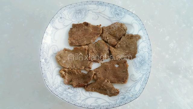 牛肉熟时盛装入盘。