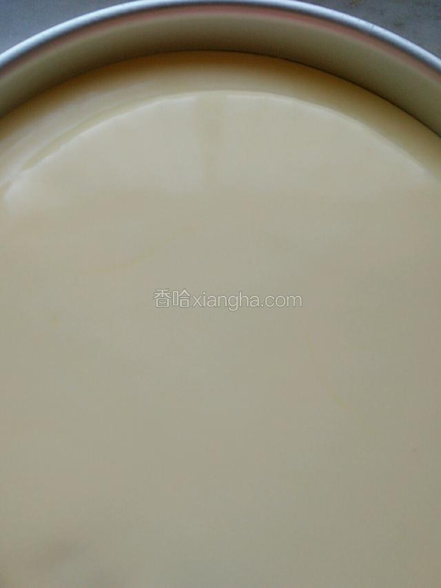 拿出冷冻五分钟的慕斯，放入另一块蛋糕片，倒入剩余慕斯糊的二分之一，再放入冰箱冷冻五分钟