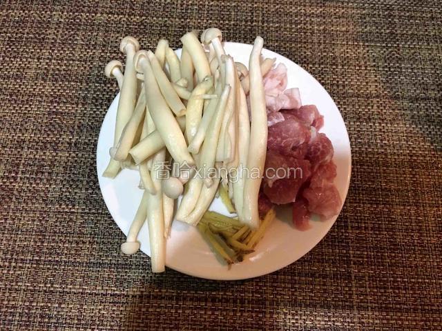 白玉菇去根洗净;猪肉洗净切薄片;生姜洗净切成丝