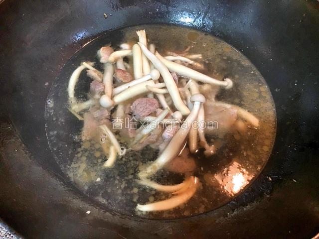 加入适量清水，大火煮沸