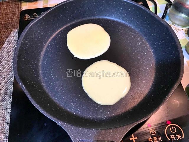平底锅加热，舀一勺面糊放入锅中，小火慢煎