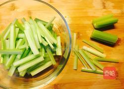 西芹拌鱿鱼花的做法图解2