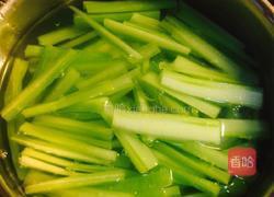 西芹拌鱿鱼花的做法图解7