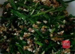 韭菜炒蜂儿的做法图解6