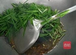 韭菜炒蜂儿的做法图解3