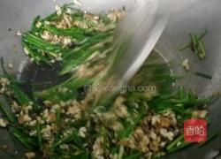 韭菜炒蜂儿的做法图解5