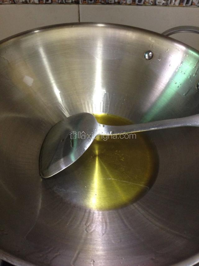 坐锅点火，倒入适量的油。
