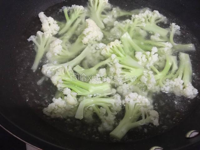 待锅里的水再次烧开就可以把花菜捞出备用。