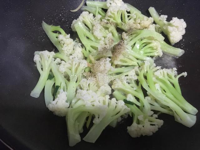 调入适量的盐和少许的糖，鸡精，黑胡椒粉翻炒均匀即可出锅。