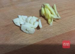 蒜薹叉烧肉的做法图解2