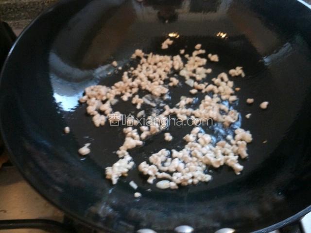 放肉末炒散。