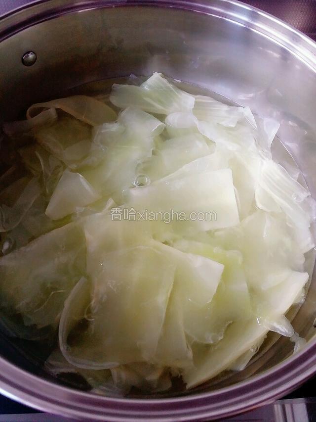 热水加少许盐烫2分钟