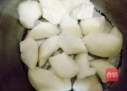 冰糖炖雪梨的做法图解3