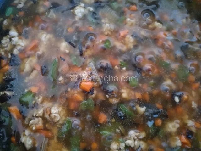 然后倒入适量的热水，再开锅之后，调入适量的盐，勾芡出锅浇在盘中的豆腐上。