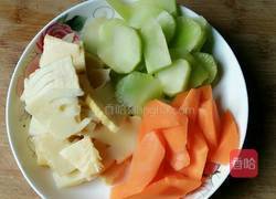 胡萝卜炝双笋的做法图解1