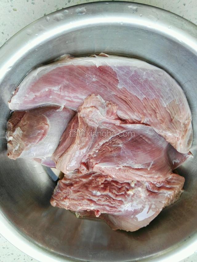 清洗干净驼鸟肉