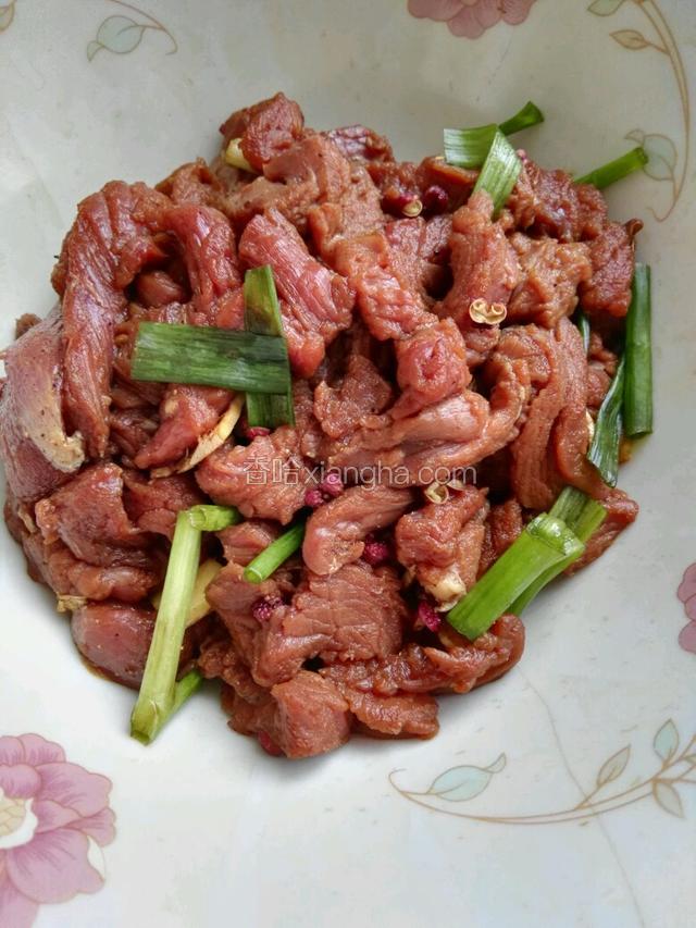 将肉片控干水分，加入黄酒、葱段、生抽腌制后，加入生粉上浆，再加少许食用油封锁。