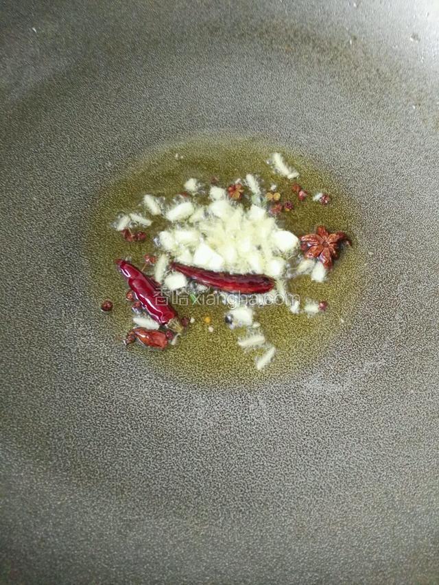 热锅凉油中火，放入葱姜蒜、八角、花椒、干辣椒炸香