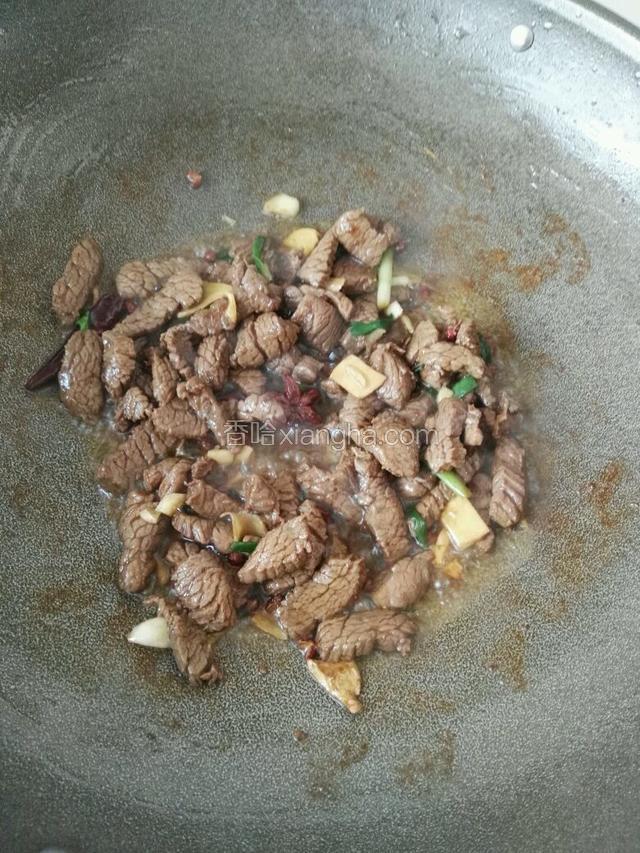 改大火，倒入腌制好肉片翻炒并加生抽