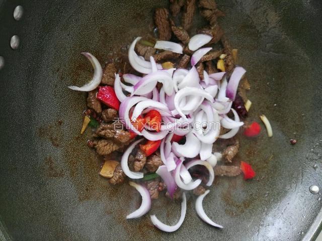 加入洋葱、红椒翻炒