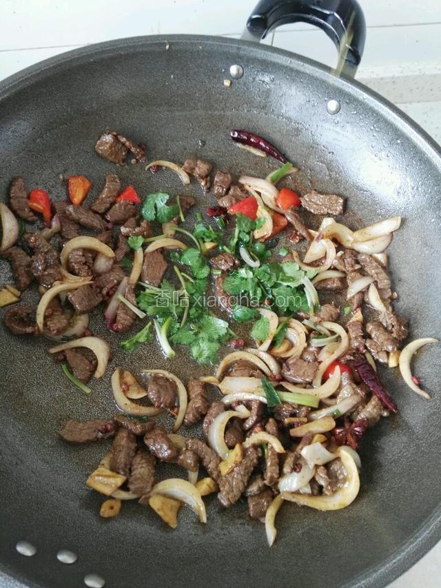 加少许盐调味，撒香菜即可。