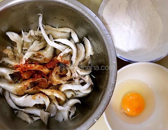 平菇撕成条状，洗干净，放十三香，辣椒面，盐，鸡蛋，面粉适量搅拌均匀。