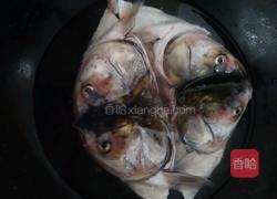 鱼头炖豆腐的做法图解1