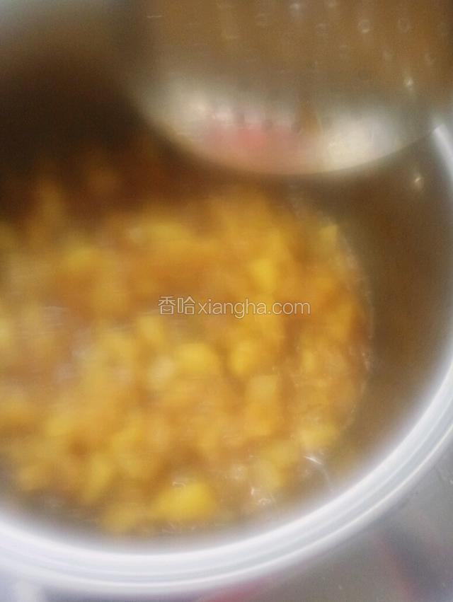 在煮的过程中不断用勺子翻炒，以防糊底