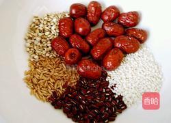 红枣杂粮粥的做法图解1