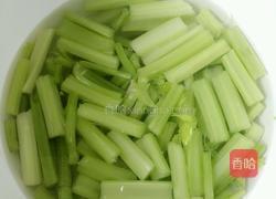 芹菜炒腊肠的做法图解1