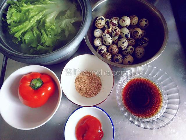 准备食材:生菜叶提前用淘米水泡上，料汁调好