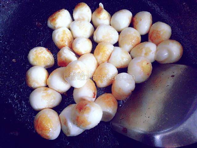 煸变色起皱铲出备用