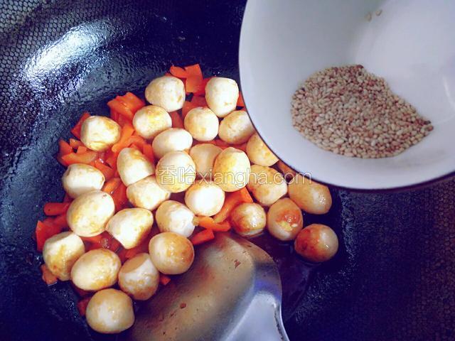 鹌鹑蛋都均匀裹上调味汁后撒入芝麻，搅匀，关火
