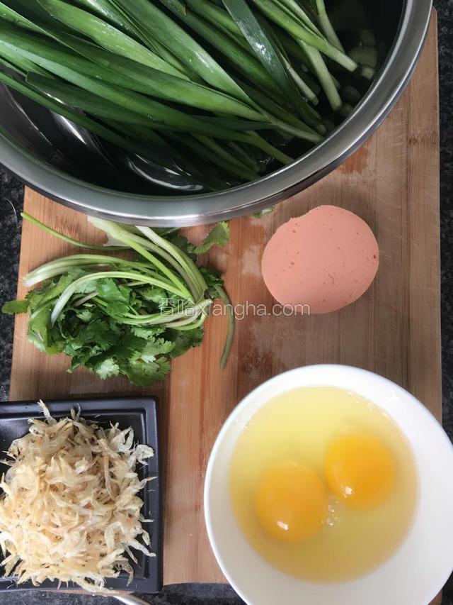 先准备馅的用料，韭菜和香菜洗干净控水。