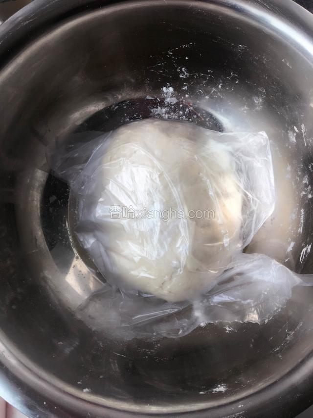 用凉水和面，盖上保鲜膜备用。