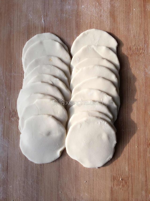 擀饺子皮。(我自己的案板小饺子皮是一点一点擀的)