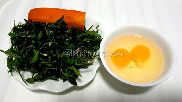 把苦麻菜、胡萝卜洗净，把鸡蛋打入碗中。