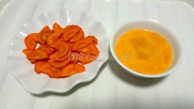 把胡萝卜切成薄片，往鸡蛋中放入适量盐、一点水，搅拌均匀。