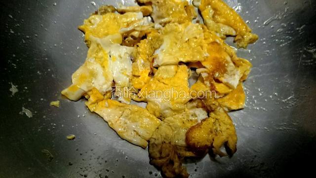 待蛋液凝固，将鸡蛋翻面煎并切成小块。