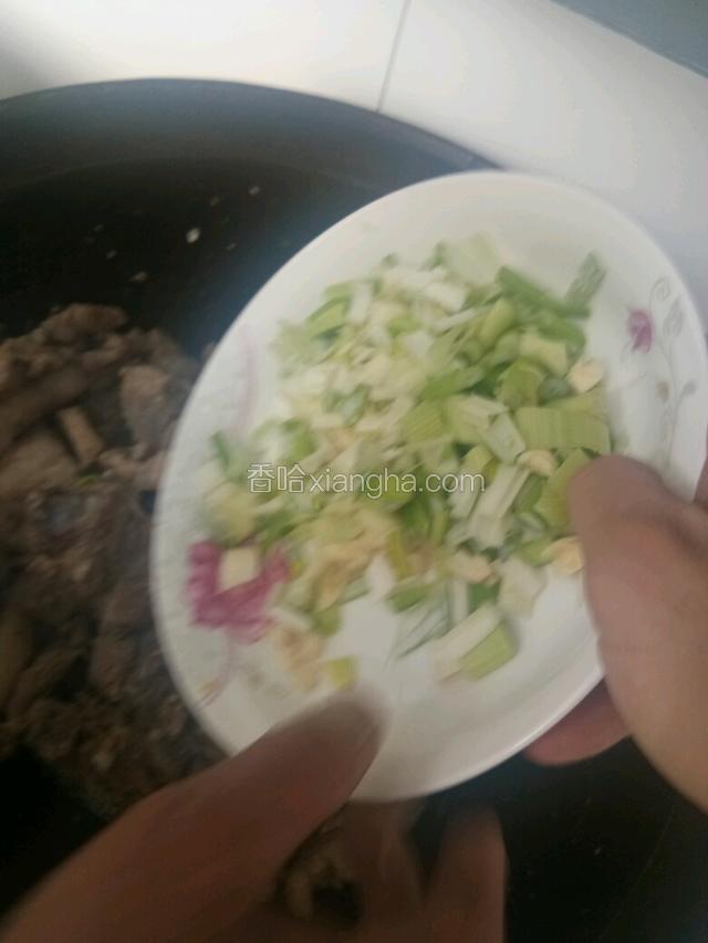 排骨充分吸收蒜味之后放葱翻炒   这个时候放花椒大料面（尽量多放）  放酱油翻炒排骨调色