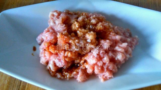 肉馅里加生抽