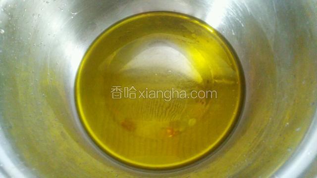 锅加油，烧制七成热