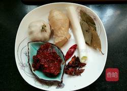 红油豆瓣酱炖青鱼块的做法图解2