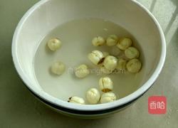 莲子红枣桂圆猪心汤的做法图解1