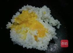 蛋黄炒饭的做法图解2